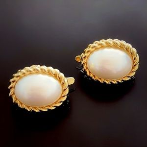 ✨Stunning VTG Pearl Clip On Earrings w Gold Trim